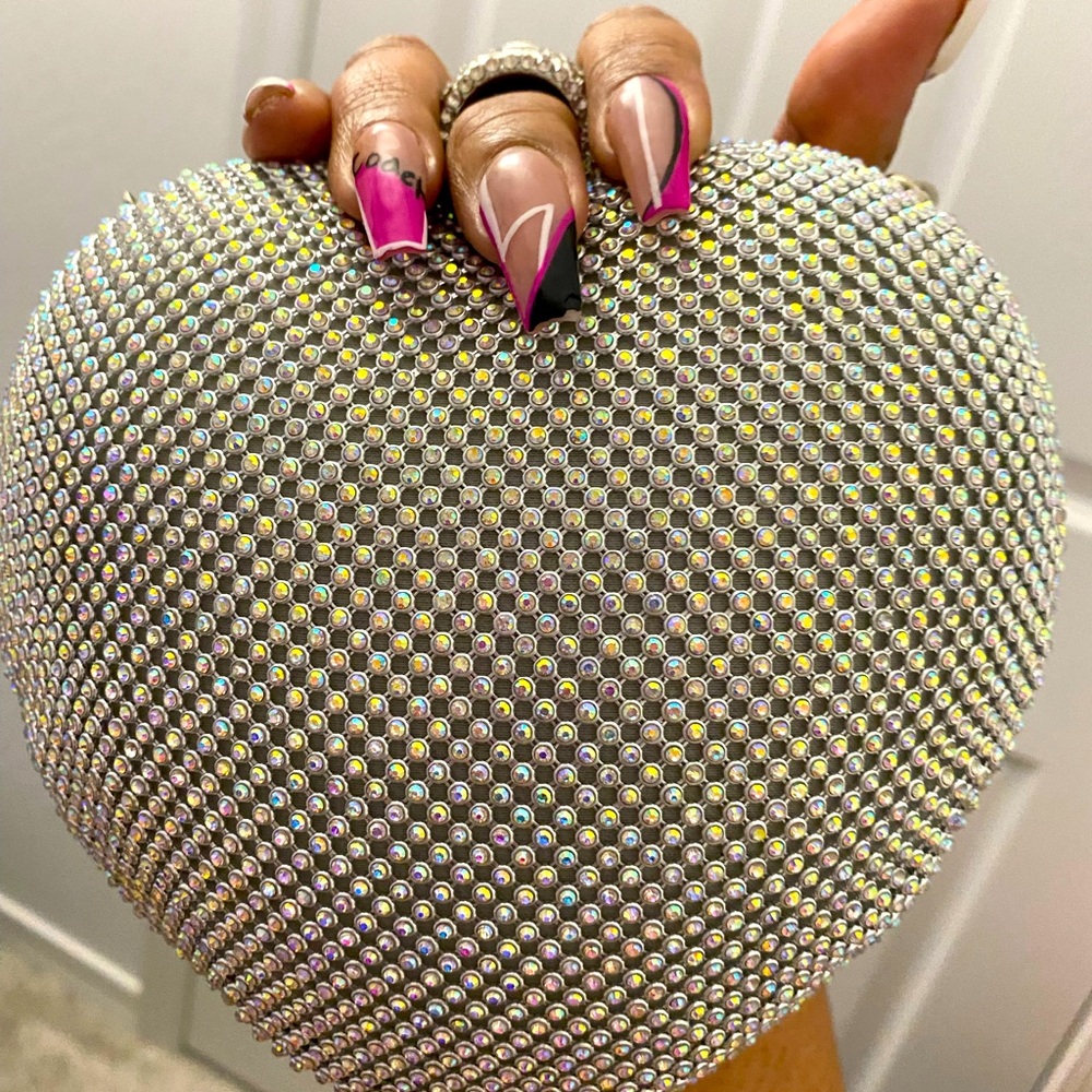 🤍✨HEART SHAPED RHINESTONE CLUTCH✨🤍 NWOT